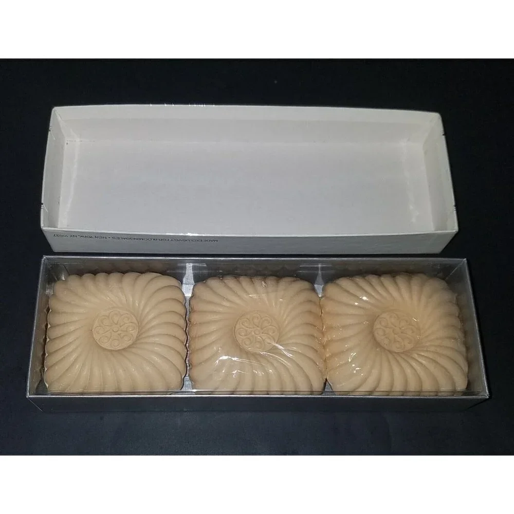 VTG Bloomingdale's Scented Beige Sandalwood 3 Cakes Soap NEW OLD STOCK in box